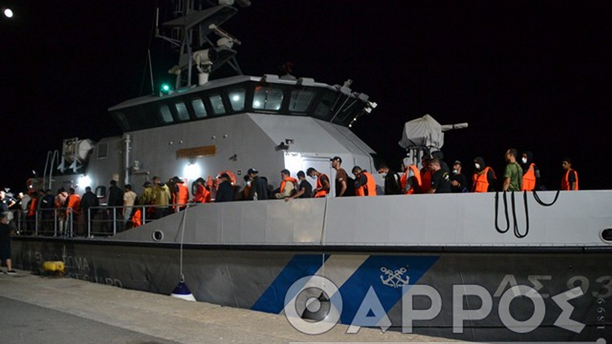 Καλαμάτα: 49 μετανάστες μεταφέρθηκαν στις αποθήκες του λιμανιού – ΦΩΤΟ & ΒΙΝΤΕΟ