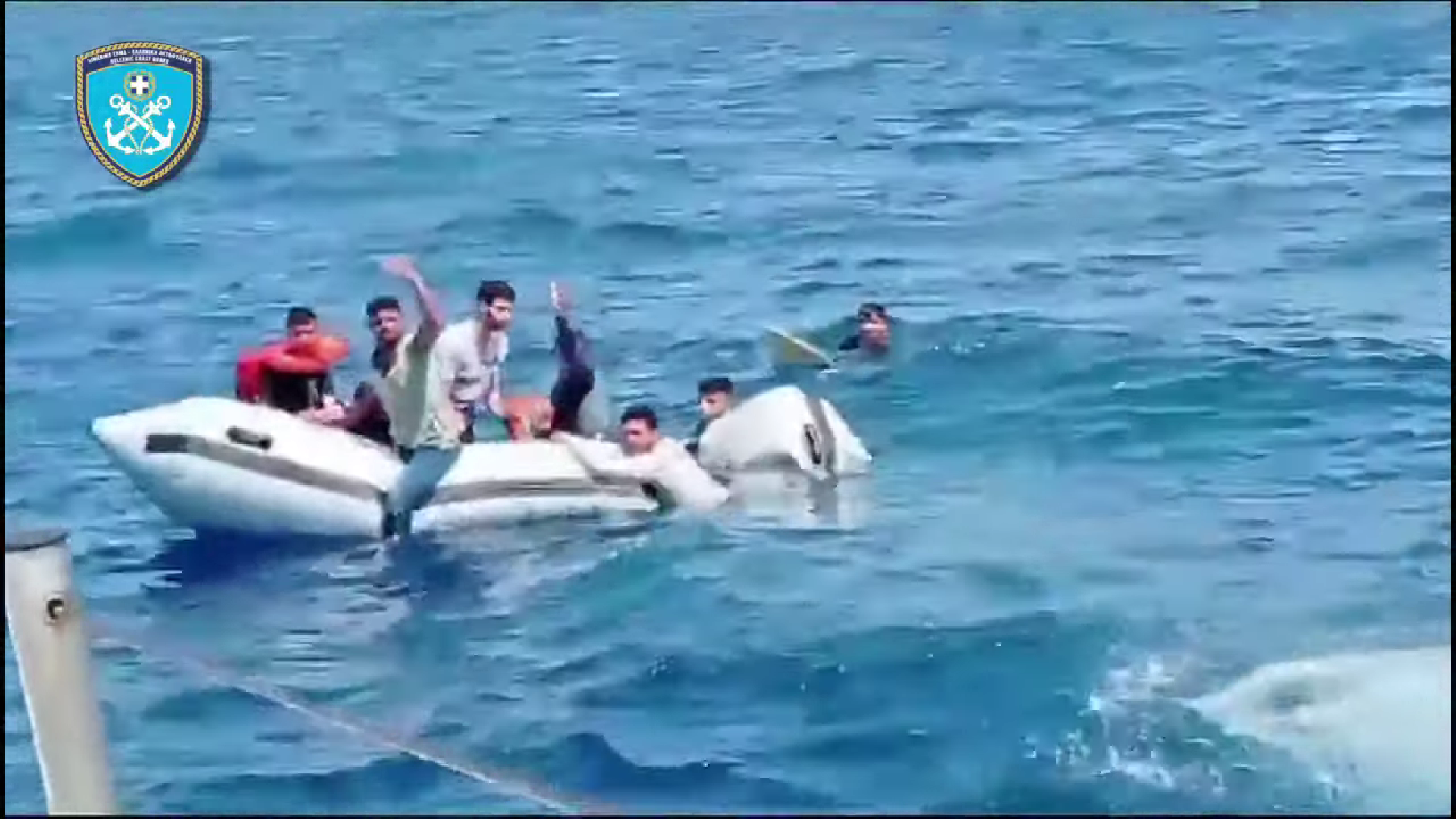 Λέσβος: Βίντεο από το Λιμενικό – Διάσωση 11 μεταναστών που ήταν πάνω σε ημιβυθισμένη λέμβο