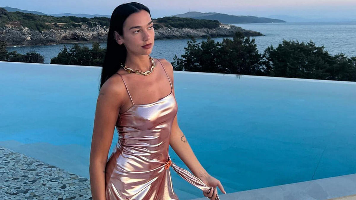 Dua Lipa: Ποζάρει topless και οι θαυμαστές της την αποθεώνουν