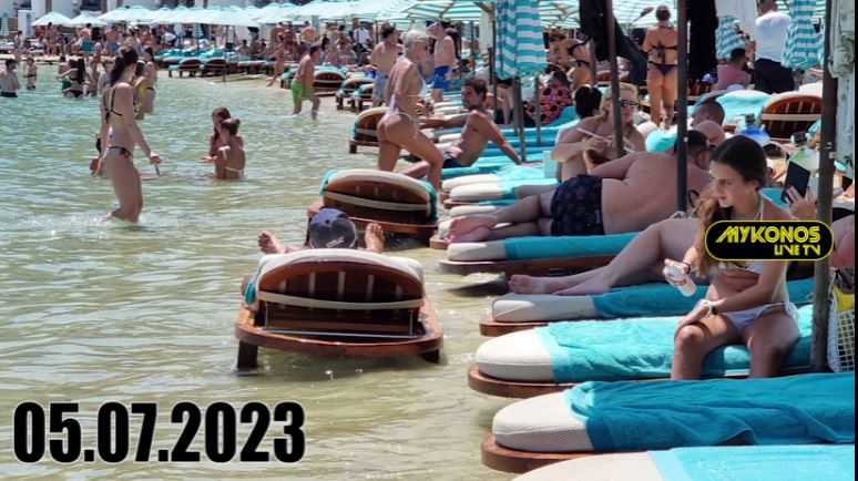 Μύκονος: «Θαύμα» στην Ψαρρού – Οι ξαπλώστρες που ήταν μέσα στο νερό, βγήκαν στην… στεριά