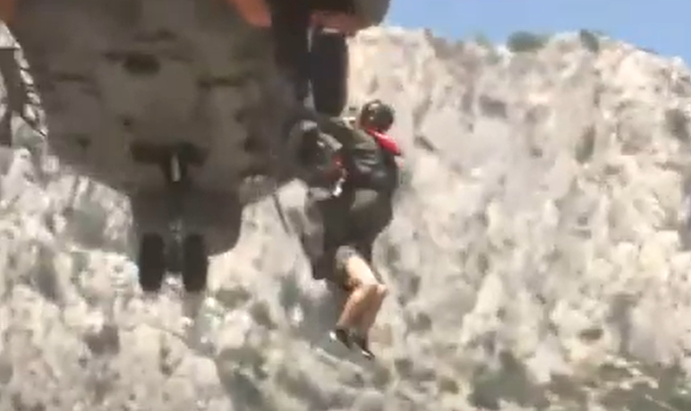 Φωτιά στην Φυλή: Συγκλονιστικό ΒΙΝΤΕΟ από την εκκένωση της Μονής Κλειστών – Super Puma απεγκλωβίζει 6 άτομα