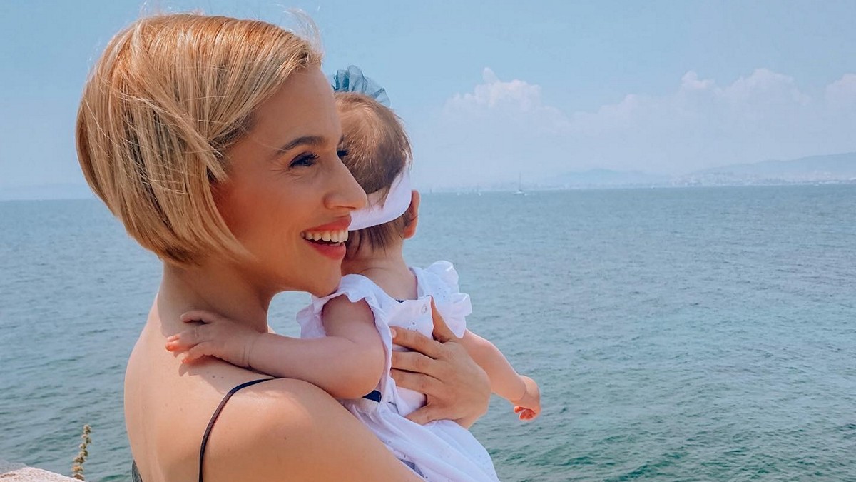 Νάντια Μπουλέ: Ταξίδεψε μαζί με την κόρη της με αεροπλάνο – Οι συμβουλές προς τους γονείς