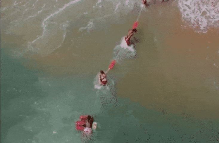 Ναυαγοσώστες από την Φλόριντα σχηματίζουν ανθρώπινη αλυσίδα – Κολυμβητής παγιδεύτηκε σε θαλάσσιο ρεύμα – Βίντεο από drone