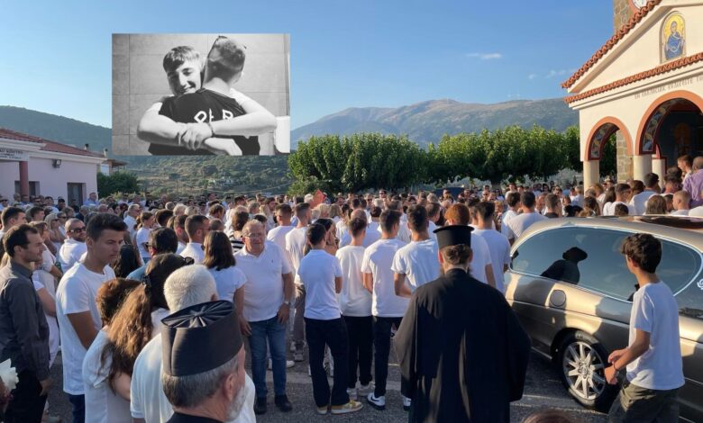 Ναύπακτος: Αποχαιρέτησαν ντυμένοι στα λευκά τον 17χρονο Μάριο