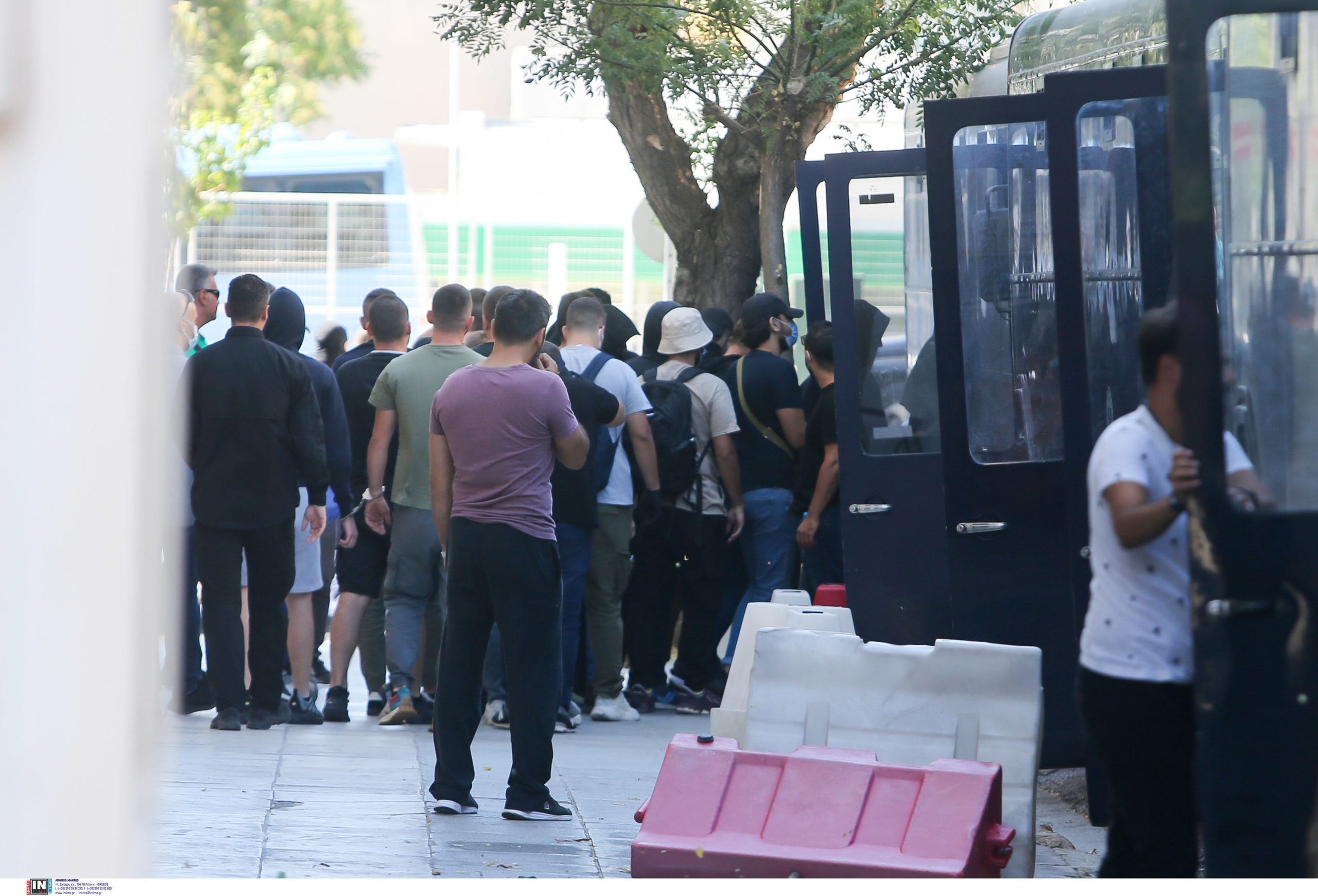 Νέα Φιλαδέλφεια: Στον εισαγγελέα οι χούλιγκαν για τα αιματηρά επεισόδια – Υπό δρακόντεια μέτρα η μεταφορά τους