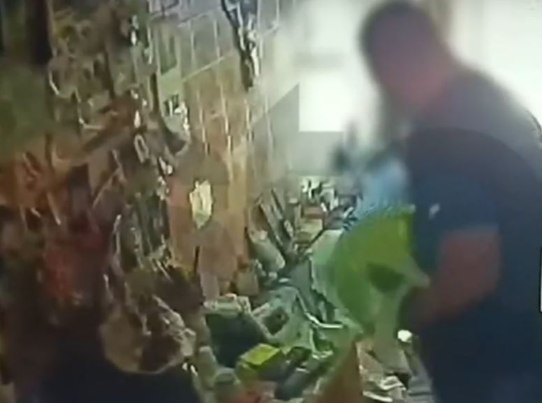 Νίκαια: Καρέ καρέ η δράση των ληστών… με το καρπούζι – Τον τρόμο έζησε ηλικιωμένη – ΒΙΝΤΕΟ