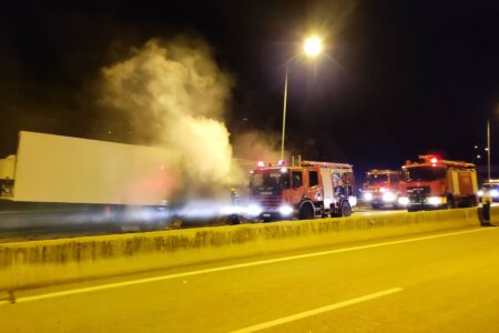 Θεσσαλονίκη: Νταλίκα άρπαξε φωτιά εν κινήσει – Δεν υπήρξε τραυματισμός