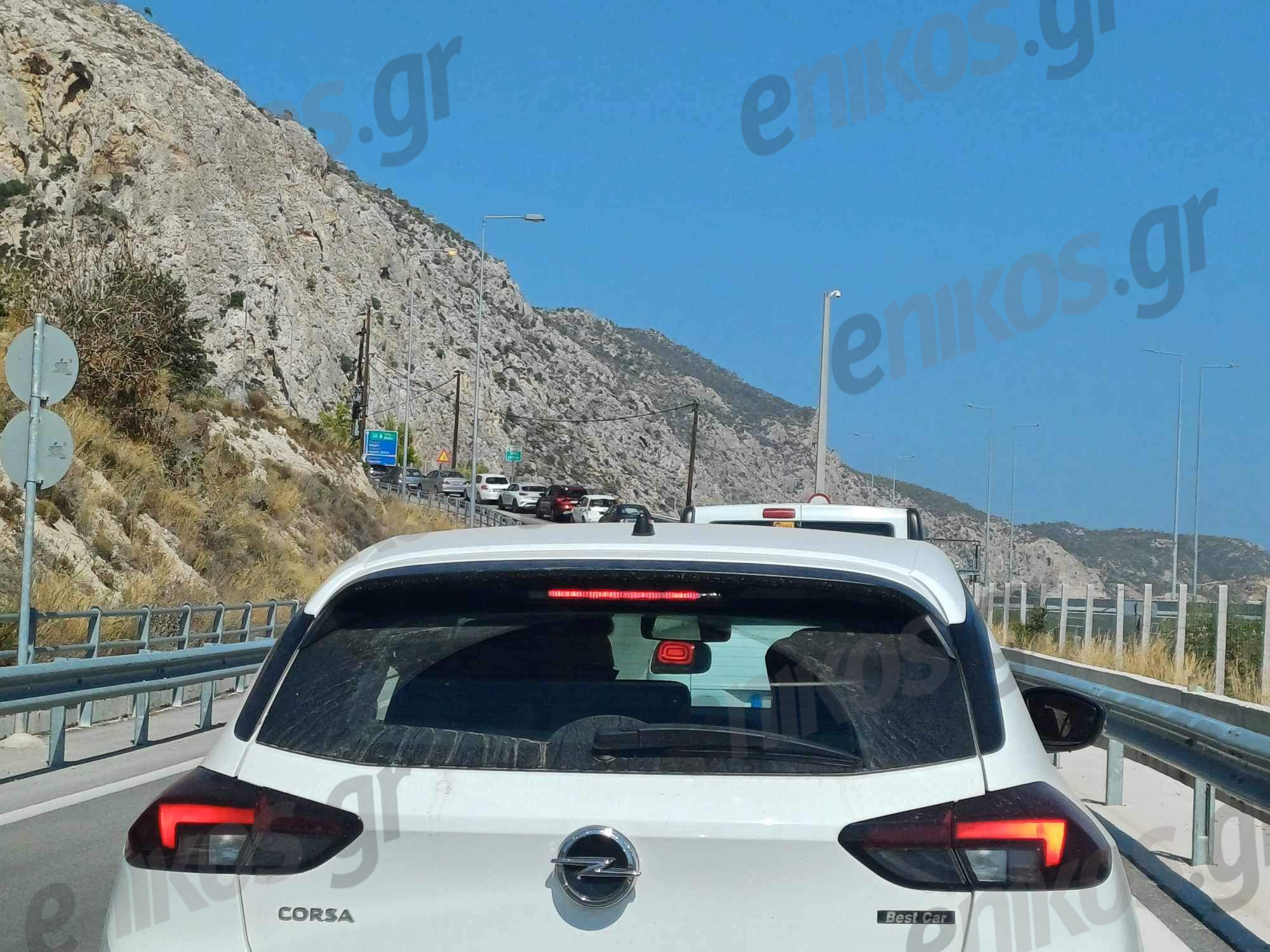 Εγκλωβισμένοι οδηγοί στην παλαιά εθνική Αθηνών-Κορίνθου μετά την φωτιά στο βυτιοφόρο – «Δεν έχουμε καμία ενημέρωση»