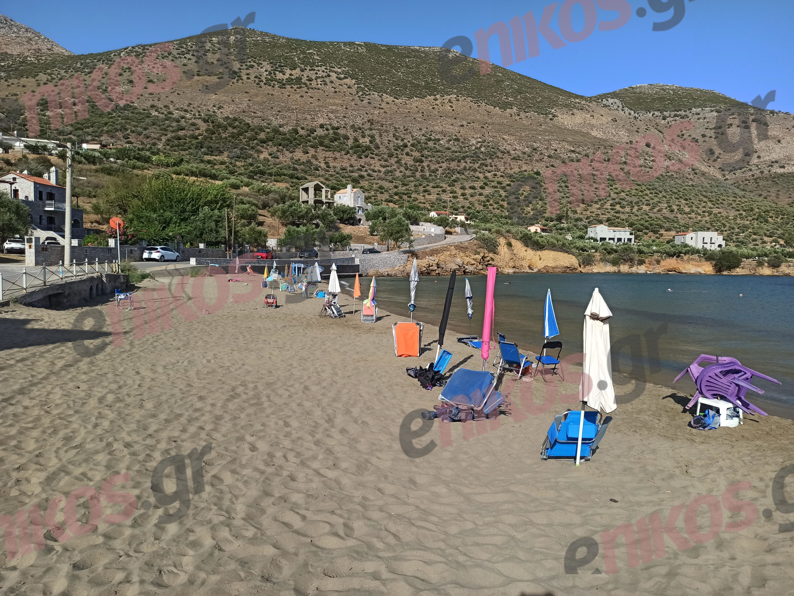 Παραλία Μάνη ξαπλώστρες