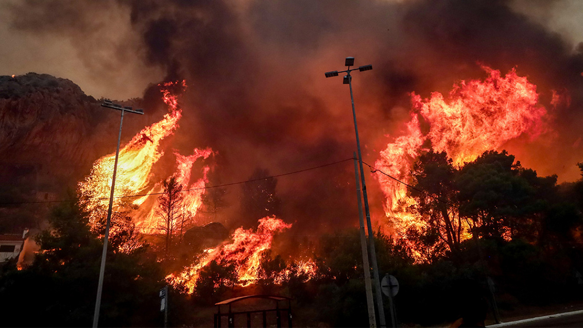 Στις πλαγιές της Πάρνηθας η φωτιά – Μάχη να μην φτάσει στον Εθνικό Δρυμό – Επί ποδός επίγειες και εναέριες δυνάμεις