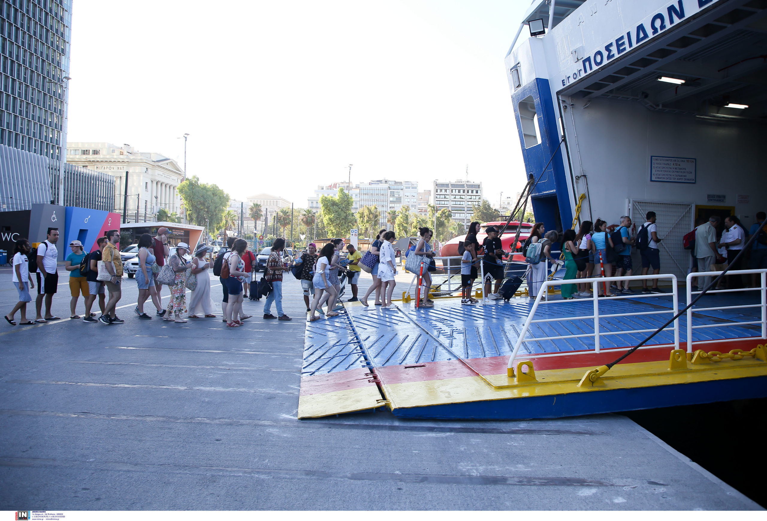 Με κάθε μέσο εγκαταλείπουν την Αθήνα οι εκδρομείς του Αυγούστου – Αυξημένη η κίνηση σε λιμάνια και ΚΤΕΛ