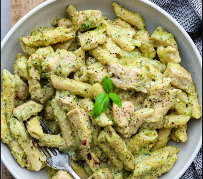 Ζυμαρικά με πέστο και κοτόπουλο – Μια γρήγορη και εύκολη συνταγή