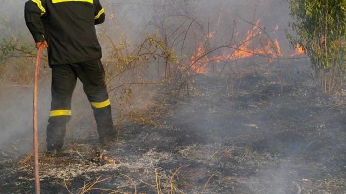Θεσσαλονίκη: Διοικητικό πρόστιμο για φωτιά σε ξερά χόρτα στη Νέα Μπάφρα Σερρών
