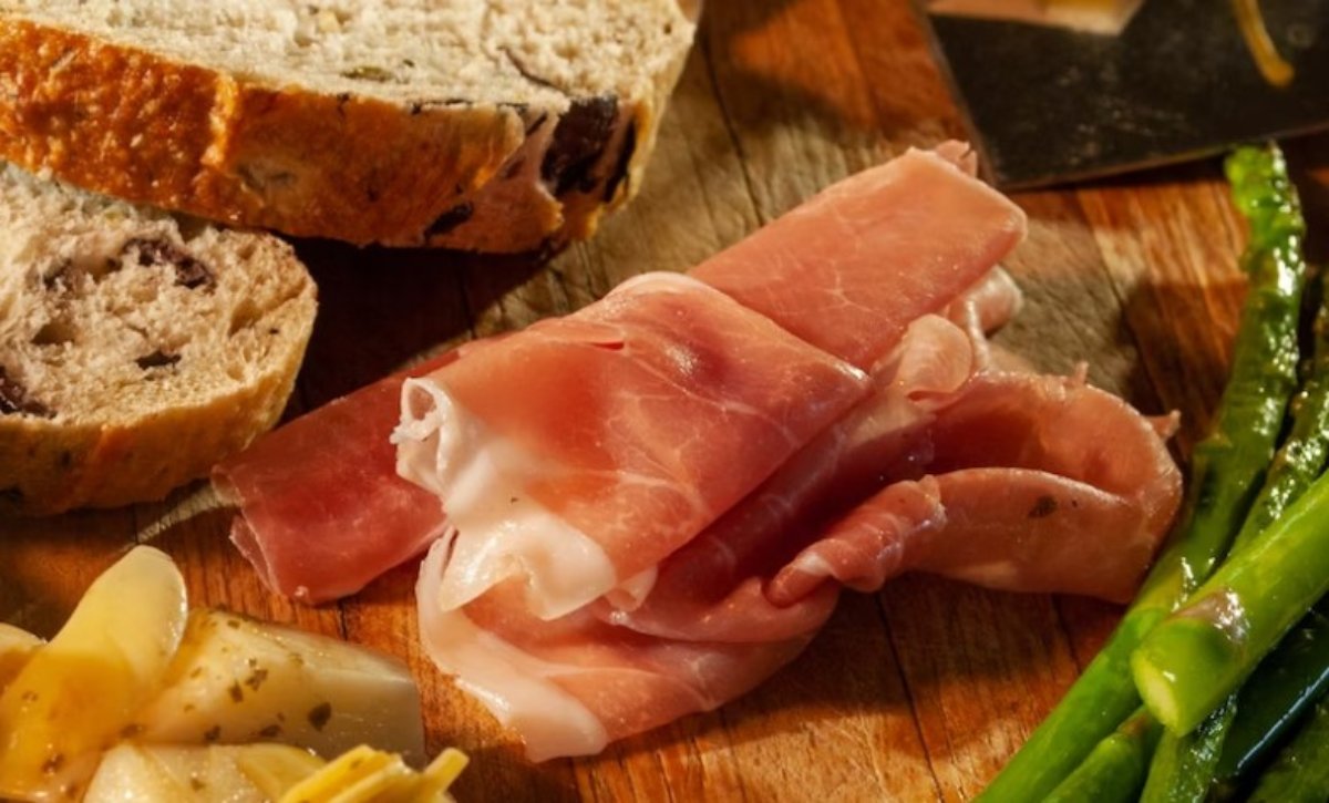 ΗΠΑ: Γλίστρησε σε ένα κομμάτι προσούτο και έσπασε τον αστράγαλό της – Ζητά αποζημίωση 50.000 δολαρίων