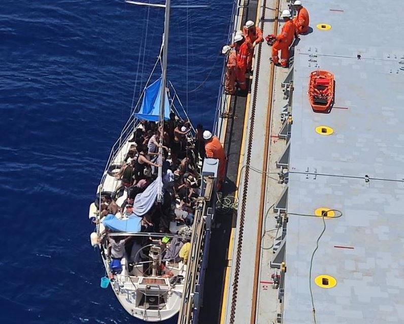 Επιχείρηση διάσωσης μεταναστών στην Πύλο: Στο Κατάκολο μεταφέρονται οι 70 επιβαίνοντες ιστιοφόρου