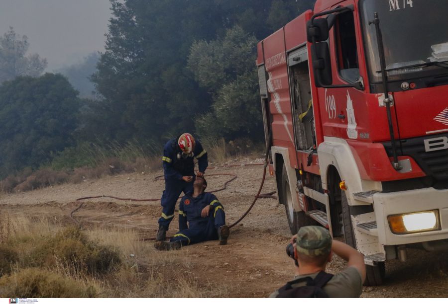 Συγκινητική στιγμή με πυροσβέστες στην Πάρνηθα