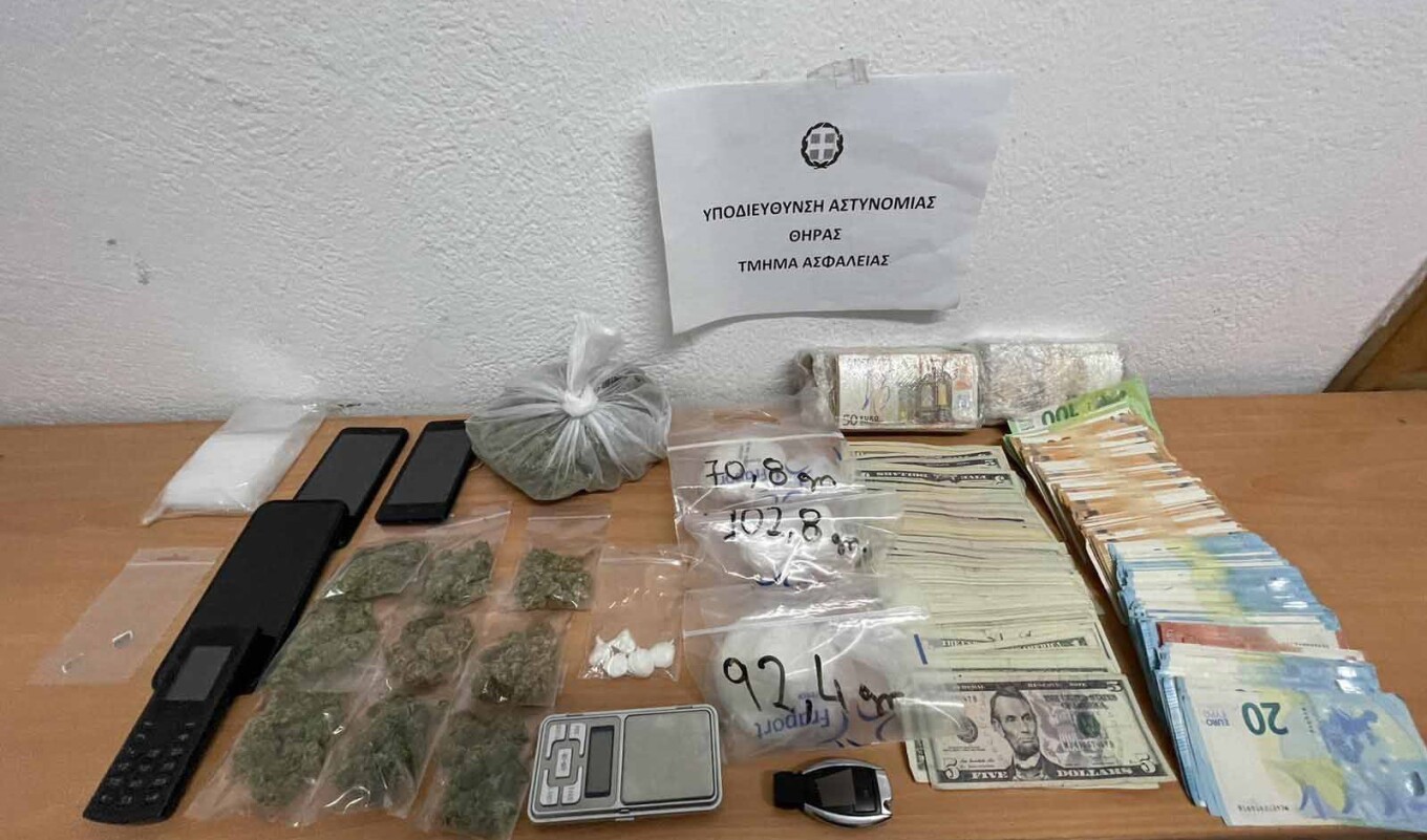 Σαντορίνη: Επιχείρησε να δωροδοκήσει τους αστυνομικούς για να μην συλληφθεί – Χειροπέδες σε δύο άτομα για ναρκωτικά