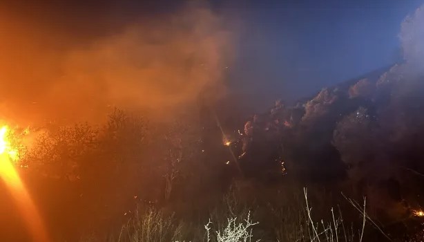 Ηράκλειο: Μαίνεται η φωτιά στο Σινάπι – Ολονύχτια μάχη με τις φλόγες – ΒΙΝΤΕΟ