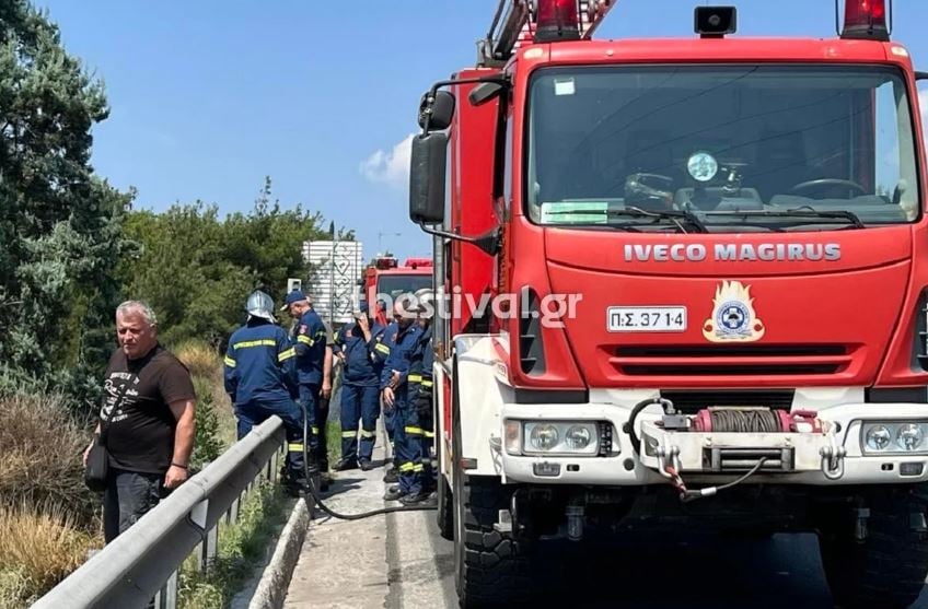 Θεσσαλονίκη: Τουριστικό λεωφορείο έπιασε φωτιά εν κινήσει – Σωτήρια η επέμβαση του οδηγού