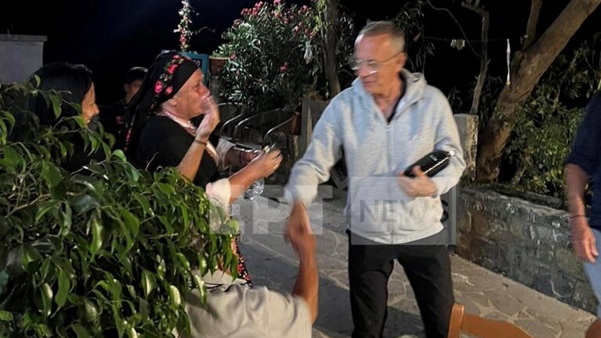 Για δεύτερη μέρα στο Διαφάνι Καρπάθου ο Τομ Χανκς – ΒΙΝΤΕΟ & ΦΩΤΟ