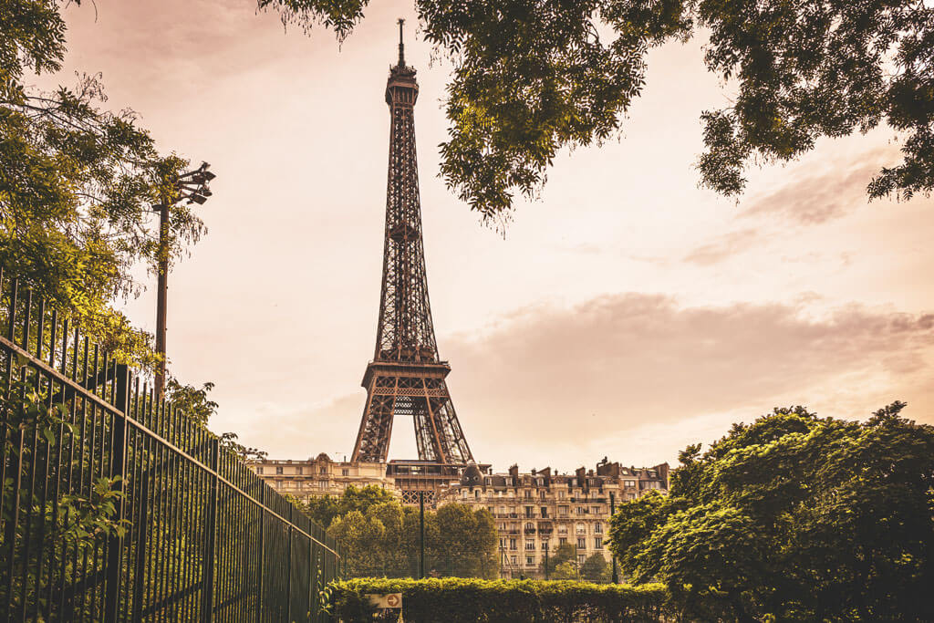 Παρίσι: Άνδρας πήδηξε με αλεξίπτωτο από τον πύργο του Άιφελ – Συνελήφθη έπειτα από την πτώση – Δείτε BINTEO
