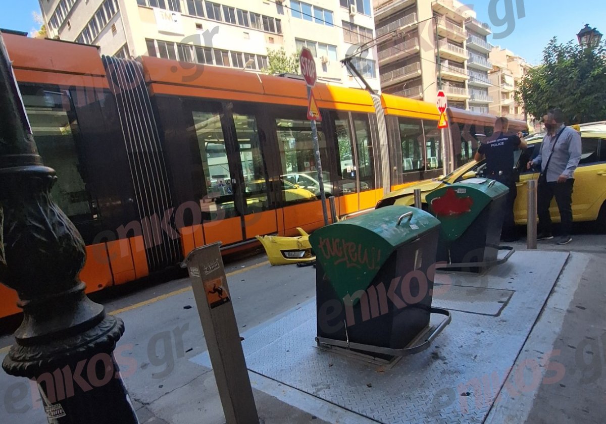 Πειραιάς: Ταξί συγκρούστηκε με τραμ στο κέντρο της πόλης – ΦΩΤΟ αναγνώστη