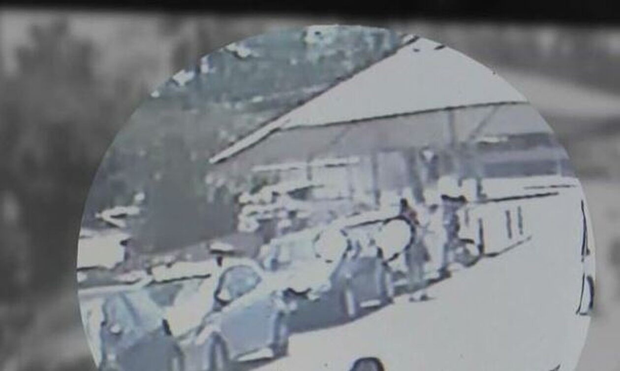 Νέο Φάληρο: Η στιγμή που το αυτοκίνητο πέφτει πάνω στην 30χρονη – ΒΙΝΤΕΟ ντοκουμέντο