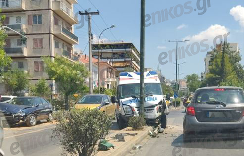 Πατήσια: Ασθενοφόρο συγκρούστηκε με αυτοκίνητο και κατέληξε σε κολώνα – ΦΩΤΟ αναγνώστη