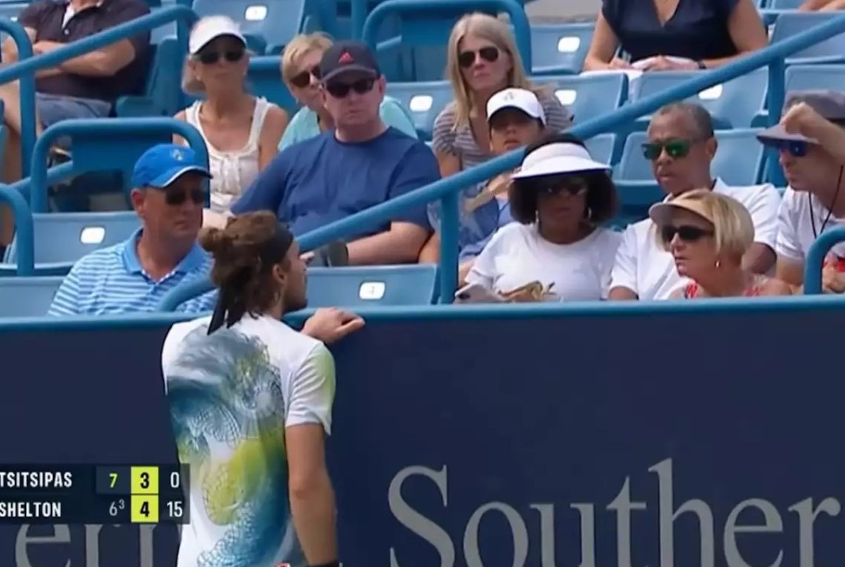 Τσιτσιπάς: Θεατής μιμήθηκε την… μέλισσα και του απέσπασε την προσοχή – «Αυτό το πράγμα δεν έχει ξανασυμβεί στην καριέρα μου»