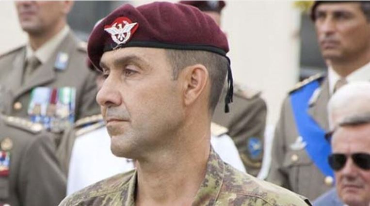 «Εγώ, κληρονόμος του Ιουλίου Καίσαρα»: Ρατσιστικά και ομοφοβικά σχόλια σε βιβλίο εν ενεργεία στρατηγού