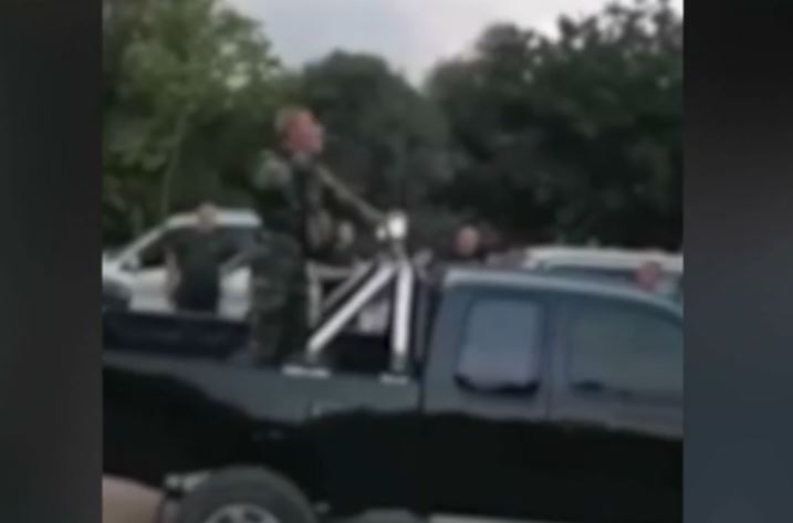 «Μας καίνε, έχουμε υβριδικό πόλεμο» – Άνδρας δίνει οδηγίες σε πολίτες για το πώς να «συλλαμβάνουν» μετανάστες – ΒΙΝΤΕΟ