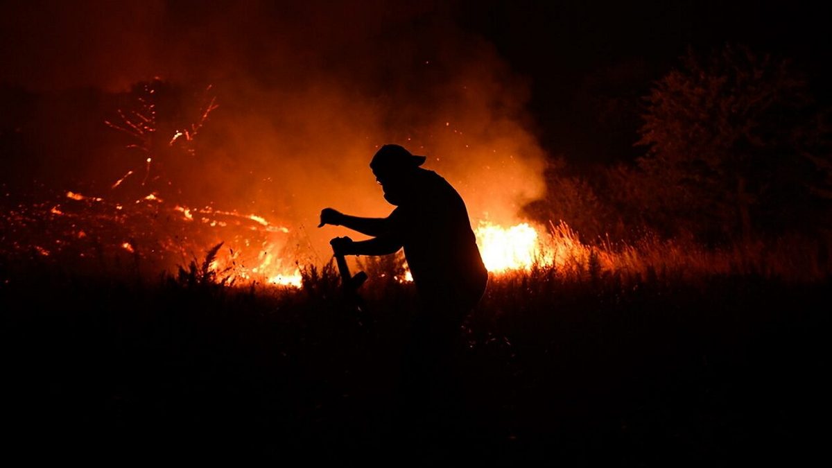 Φωτιές: Μάχη με τις αναζωπυρώσεις σε Πάρνηθα και Βοιωτία – Αναφορές για εμπρησμό – «Ακούσαμε εκρήξεις»