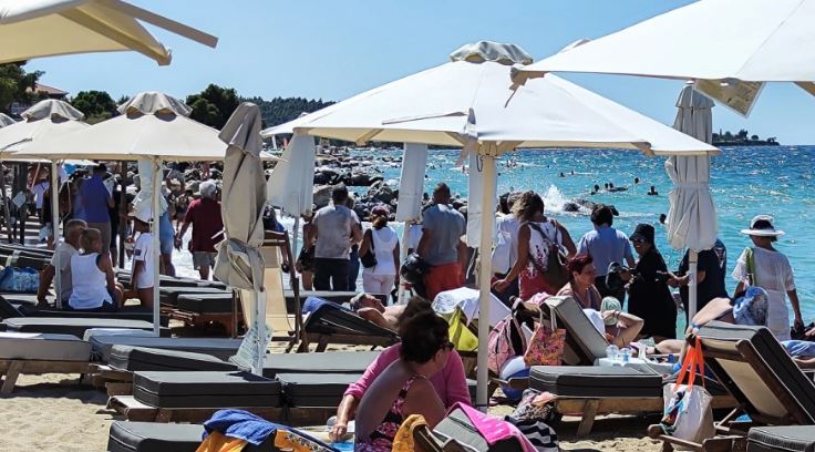 Εξαπλώνεται το κίνημα για τις «ελεύθερες παραλίες» – Διαμαρτυρίες από την Ανάβυσσο μέχρι την Χαλκιδική