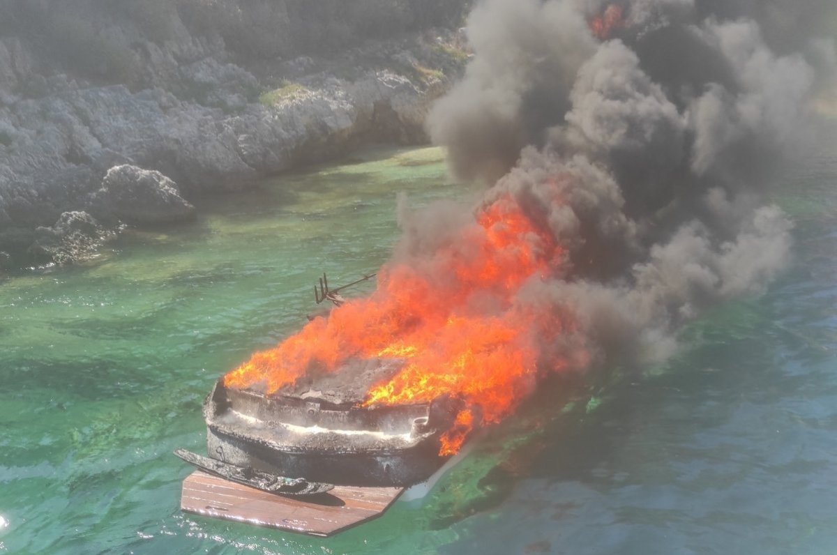 Ζάκυνθος: Βυθίστηκε το σκάφος που τυλίχθηκε στις φλόγες – ΦΩΤΟ και ΒΙΝΤΕΟ