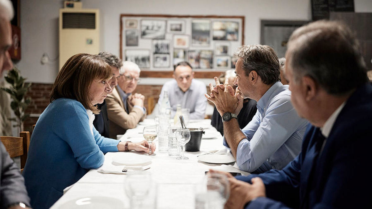 Κυριάκος Μητσοτάκης και Κατερίνα Σακελλαροπούλου δείπνησαν με κατοίκους στην πλατεία της Δαδιάς Έβρου