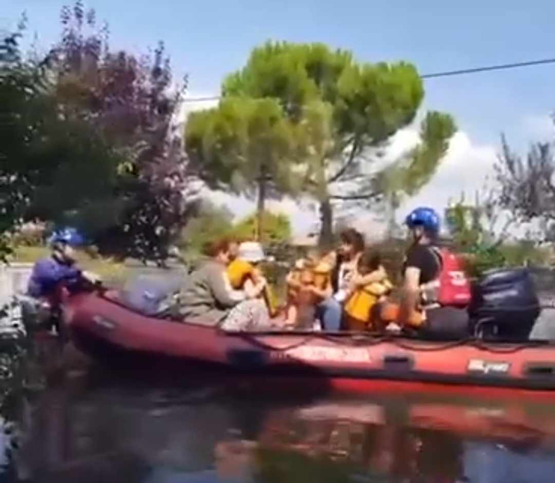 Κακοκαιρία Daniel – Καρδίτσα: Δραματικές στιγμές από τις επιχειρήσεις διάσωσης με βάρκες και ελικόπτερα – ΒΙΝΤΕΟ