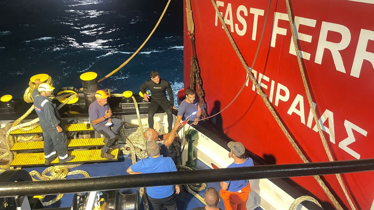 Ραφήνα: Έκοψαν την αλυσίδα της άγκυρας τα συνεργεία για να απελευθερωθεί το Fast Ferries Andros