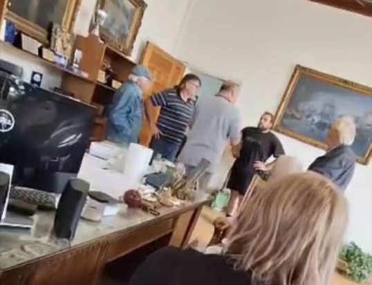 Συνάντηση Μπέου με τον πολίτη που τσακώθηκε