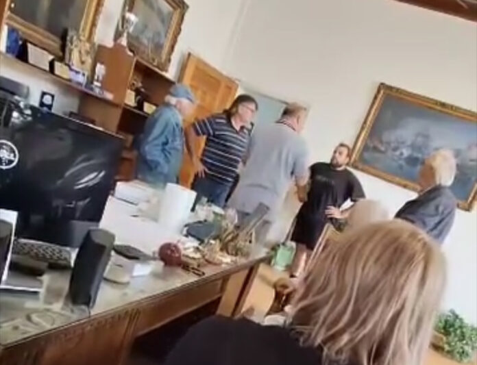 Συνάντηση Μπέου με τον πολίτη που τσακώθηκε