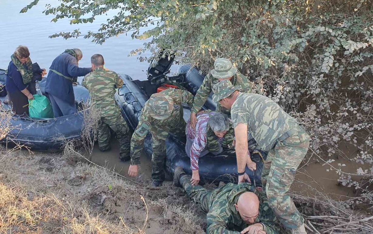 Θεσσαλία: Συγχαρητήρια από τον Αρχηγό ΓΕΕΘΑ στον πεζοναύτη που ξάπλωσε στις λάσπες για να περάσουν από πάνω του πλημμυροπαθείς