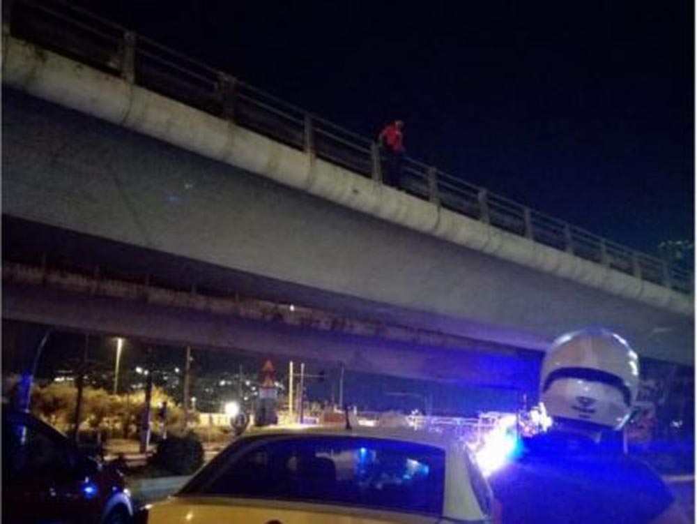 Άνδρας απειλούσε να πέσει από τη γέφυρα στο Νέο Φάληρο
