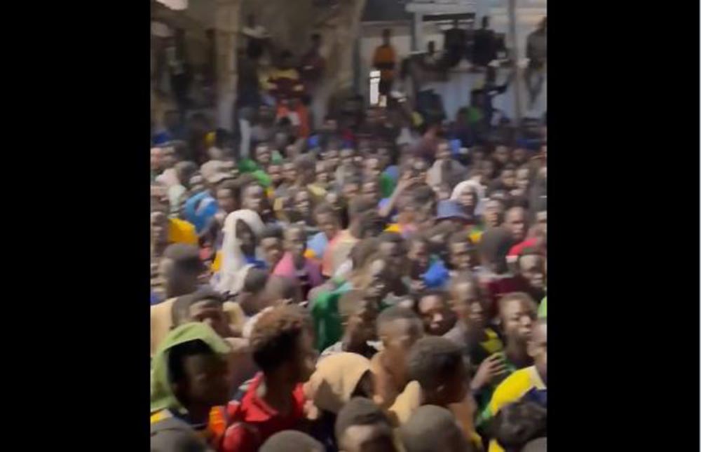 Ιταλία: Αφίξεις- ρεκόρ μεταναστών στην Λαμπεντούζα – Συγκινεί πυροσβέστης που έφτιαξε μακαρονάδα για 10 άτομα