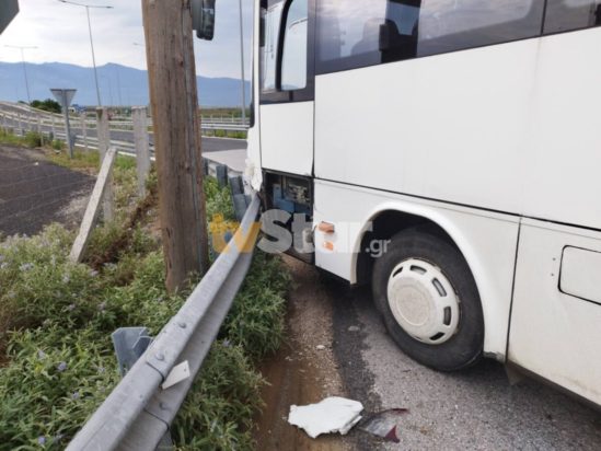 Σύγκρουση λεωφορείου με ΙΧ στην Λαμία