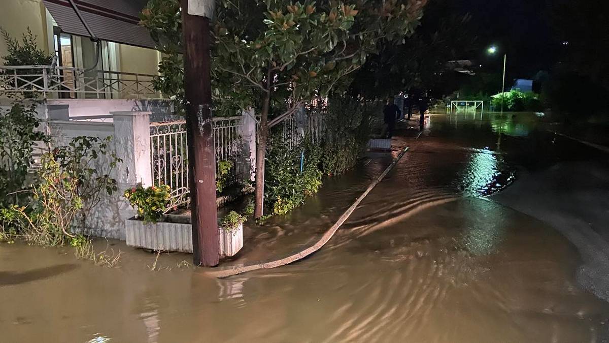 Κακοκαιρία «Daniel»: Σηκώνουν αναχώματα στον Άγιο Θωμά Λάρισας