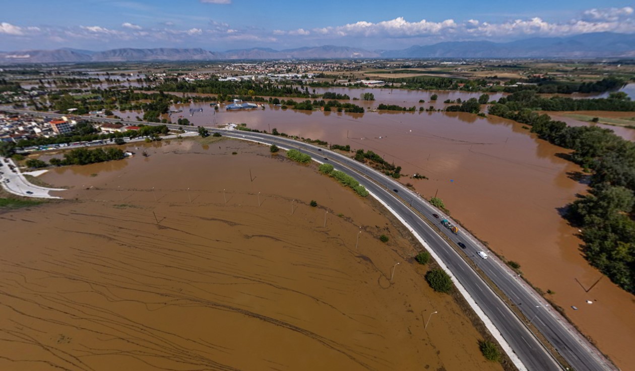 Κακοκαιρία Daniel: Εικόνες βιβλικής καταστροφής στην Λάρισα – Aπειλούν συνοικίες τα νερά του Πηνειού – ΦΩΤΟ