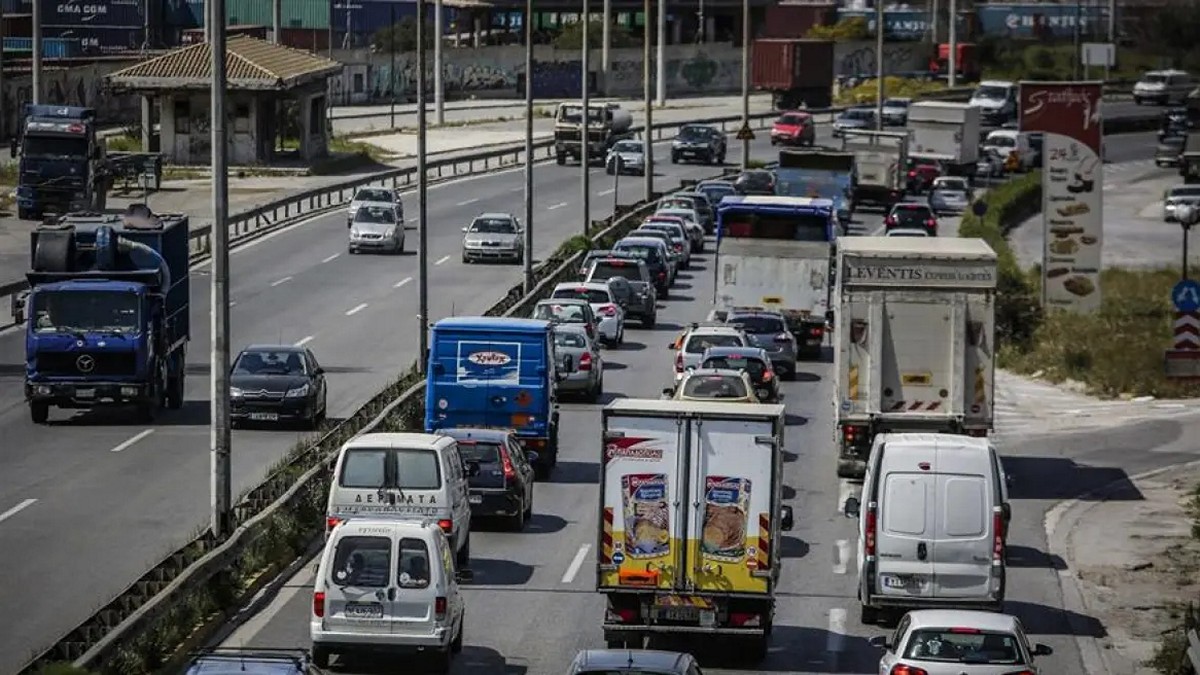 Κηφισός: Φωτιά σε φορτηγό στο ρεύμα προς Πειραιά – Μποτιλιάρισμα στο σημείο – ΒΙΝΤΕΟ