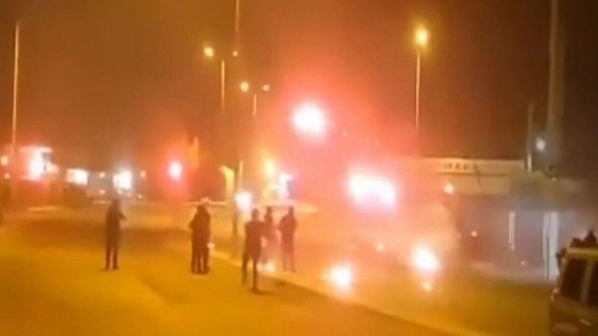 Ασπρόπυργος: Εμπρηστική ενέδρα σε λεωφορείο – «Γιάφκα» μολότοφ στη δυτική Αττική