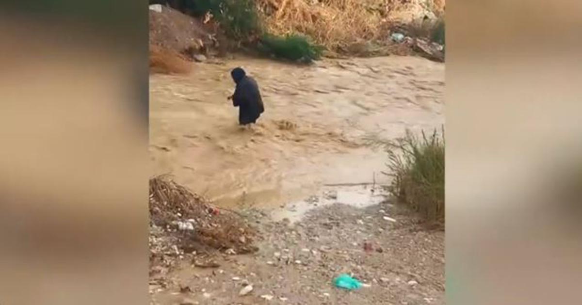 Κακοκαιρία «Daniel»: Η στιγμή που άνδρας παρασύρεται στο ρέμα Εσχατιάς στο Μενίδι – Τρομακτικό ΒΙΝΤΕΟ