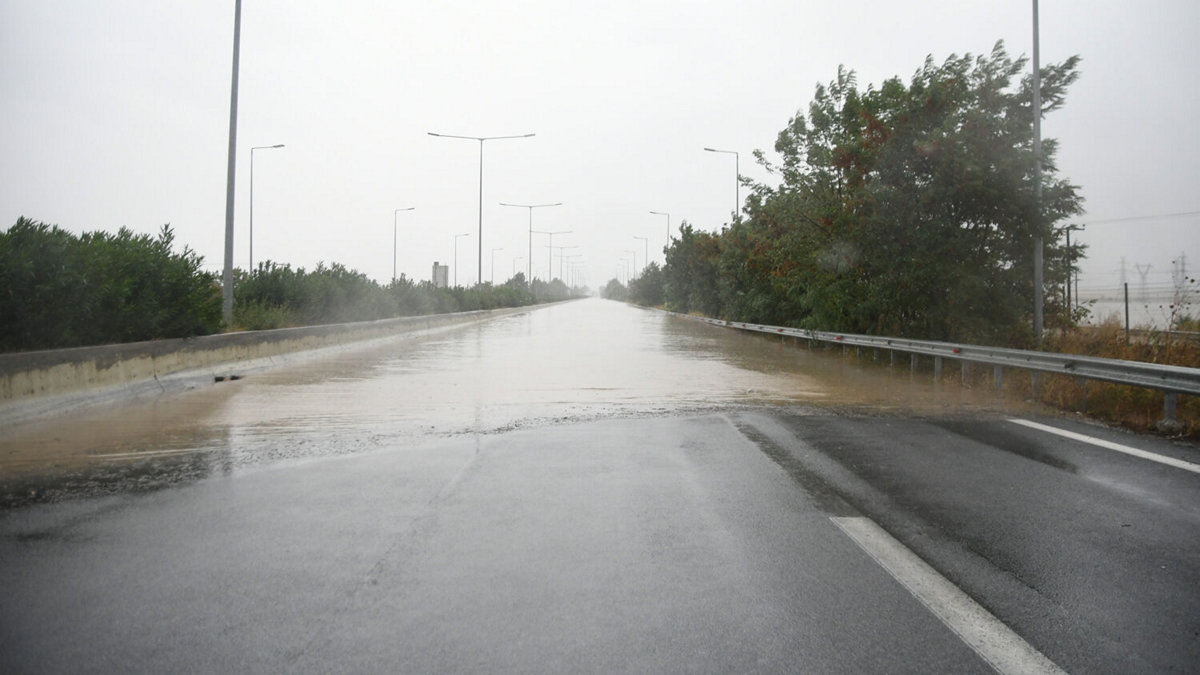 Κακοκαιρία «Daniel»: Κλειστή η ΠΑΘΕ από Λαμία έως Κατερίνη – Μήνυμα από το 112