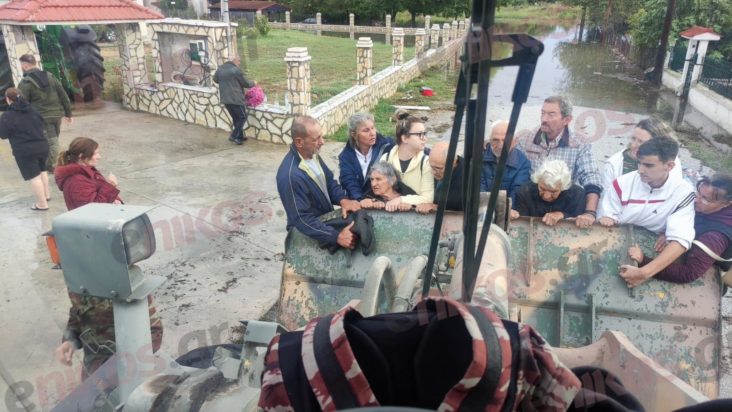 Κακοκαιρία: Οι μπουλντόζες του Στρατού στον Παλαμά Καρδίτσας